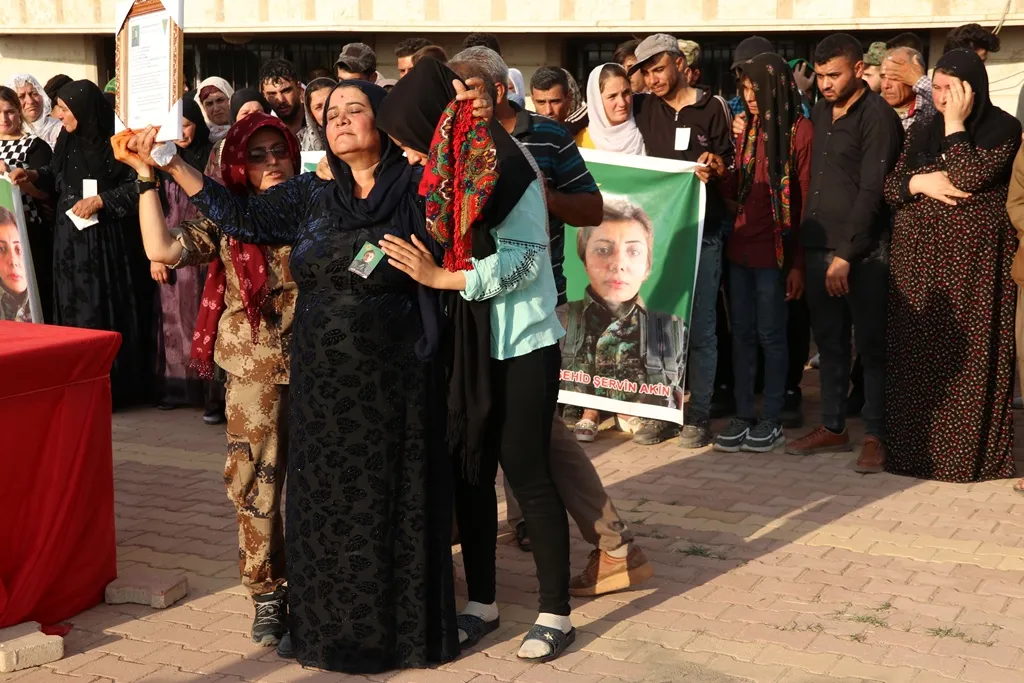 أهالي ديرك يودعون الشهيدة شرفين إلى مثواها الأخير في مزار الشهيد خبات