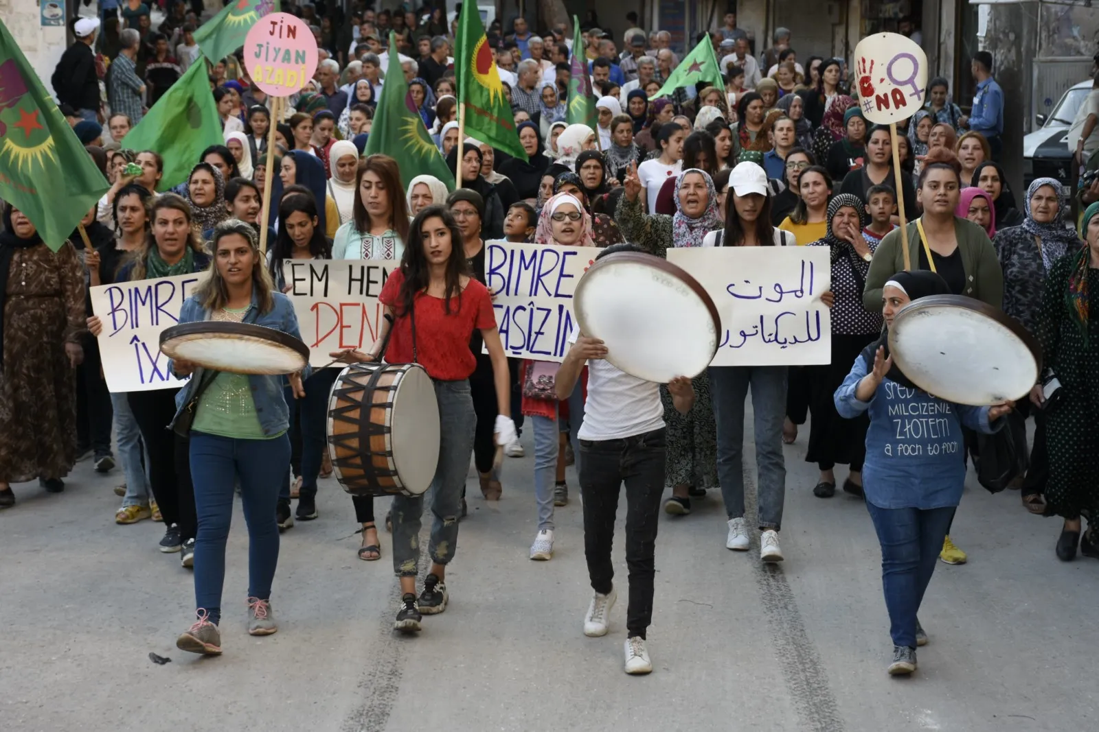 حركة المرأة الشابة في حلب تتظاهر تنديداً بجريمة اغتيال دانيز بوايرز
