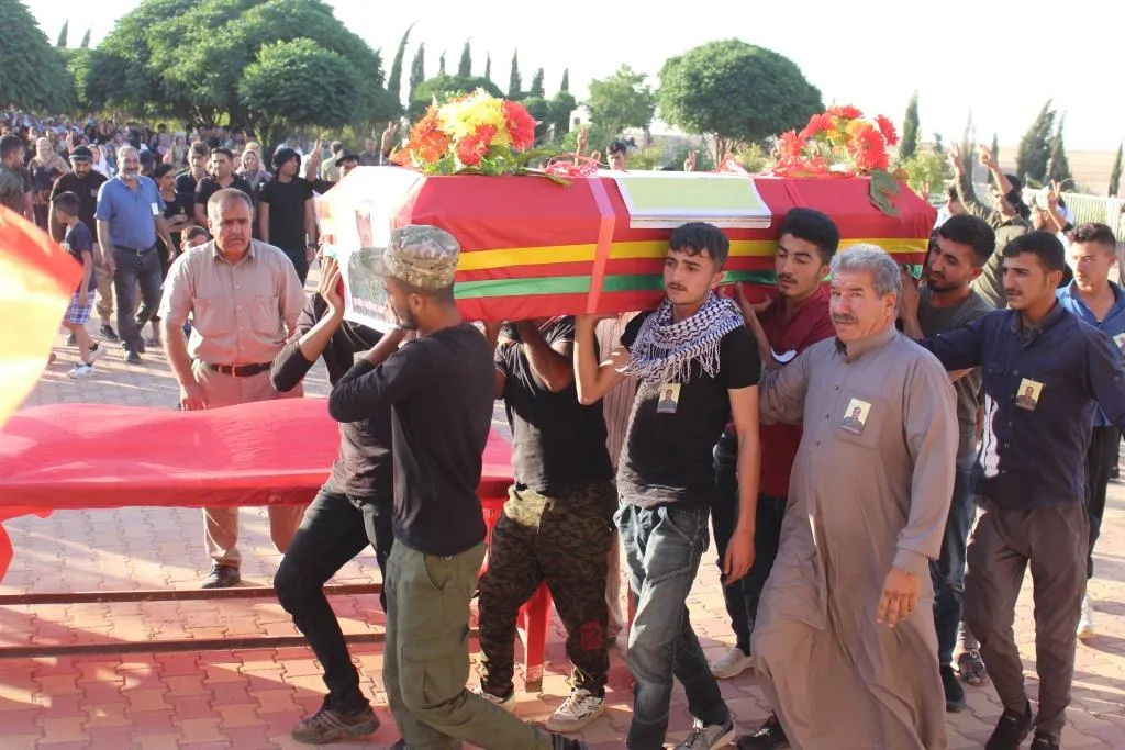 أهالي الدرباسية يشيّعون جثمان الشّهيد حسين شيخو إلى مثواه الأخير