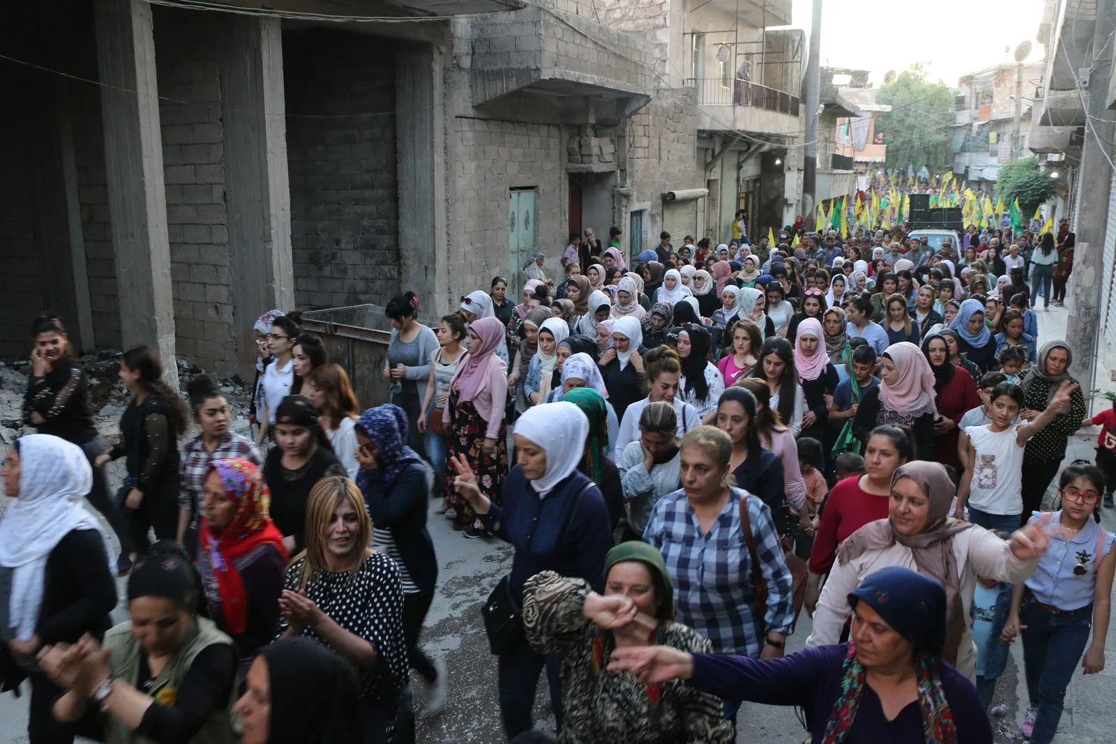 ​​​​​​​أهالي حلب خلال مظاهرة...سندعم مقاومة الكريلا في وجه الفاشيّة التركيّة  