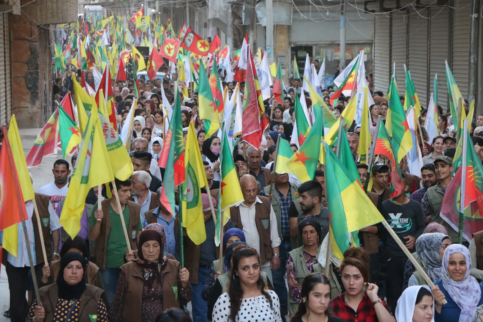 أهالي حلب ينضمّون إلى "مسيرة الكرامة ضدّ الاحتلال والخيانة"