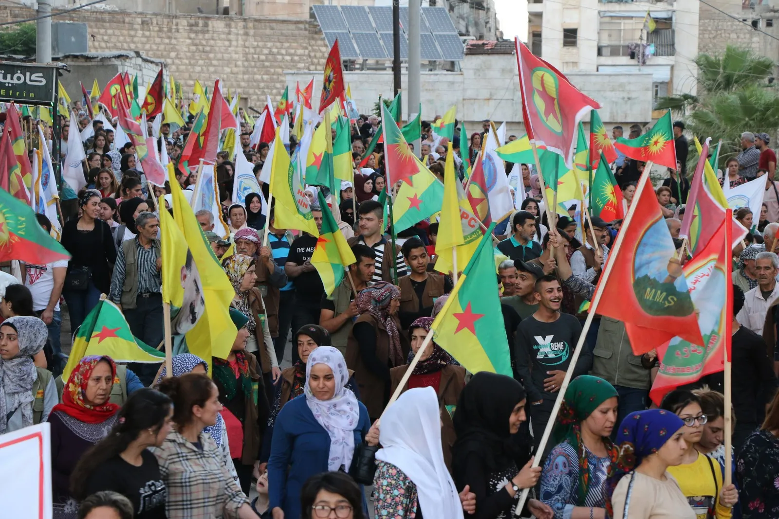 أهالي حلب ينضمّون إلى "مسيرة الكرامة ضدّ الاحتلال والخيانة"