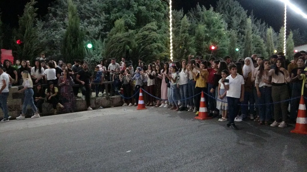 فرقة "هارموني" الموسيقية تنظم حفلة ترفيهية في ديرك