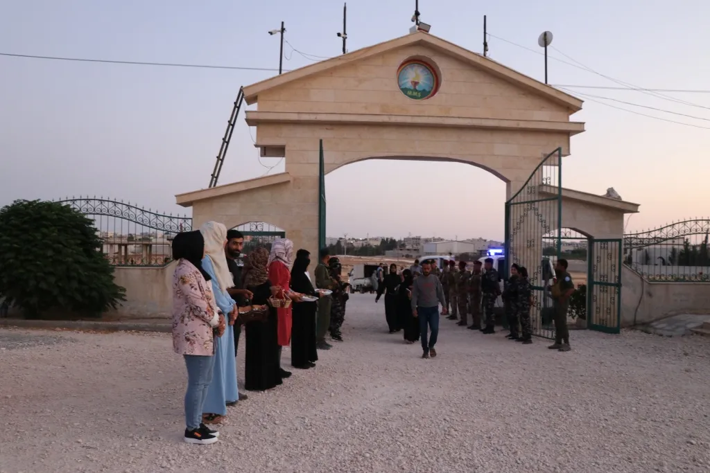 ​​​​​​​شمال وشرق تبدأ أولى أيام عيد الأضحى بزيارة مزارات الشهداء