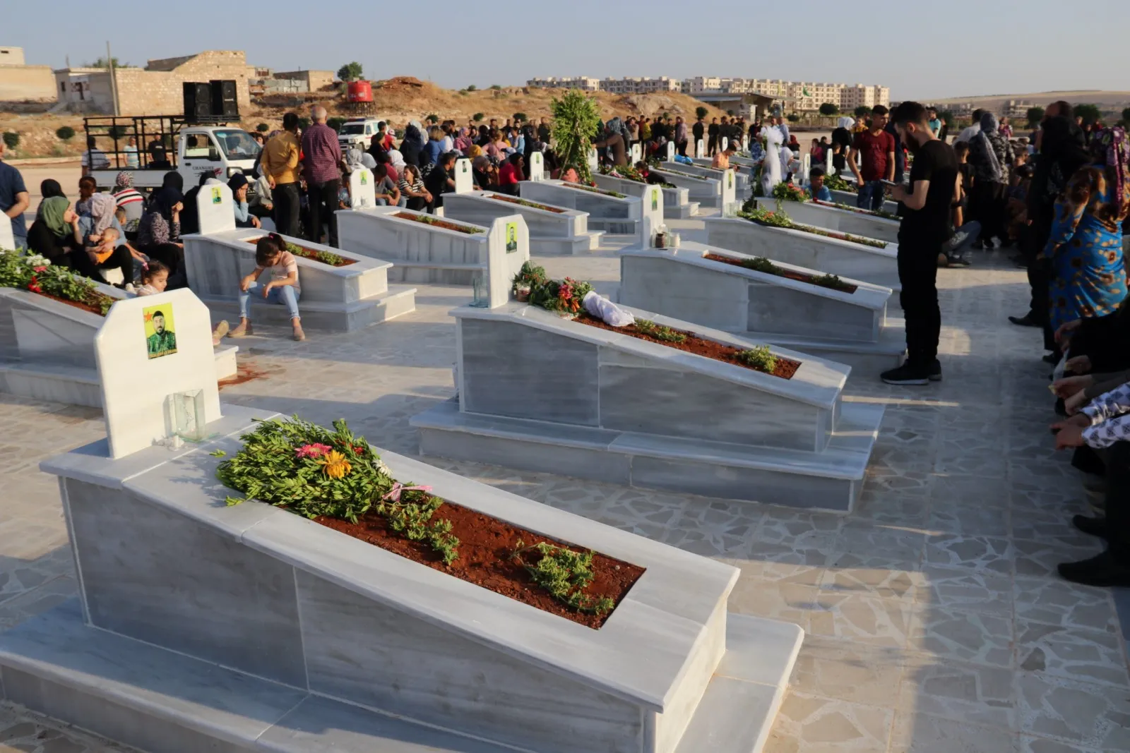 ​​​​​​​شمال وشرق تبدأ أولى أيام عيد الأضحى بزيارة مزارات الشهداء