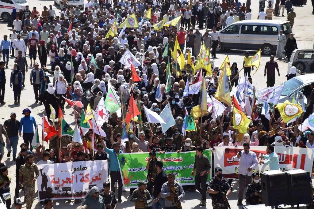 ​​​​​​​المئات من أهالي الرقة يستنكرون استخدام تركيا الأسلحة المحرّمة دولياً ضد مناطق الدفاع المشروع