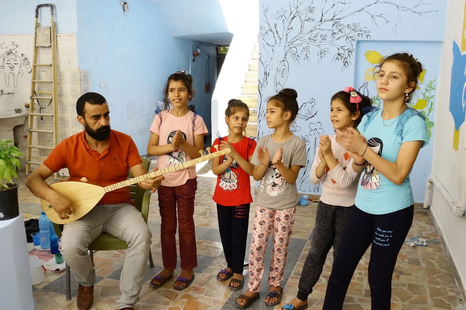 مبادرة طوعية لفنانين هدفها رسم البسمة على وجوه الأطفال اليتامى