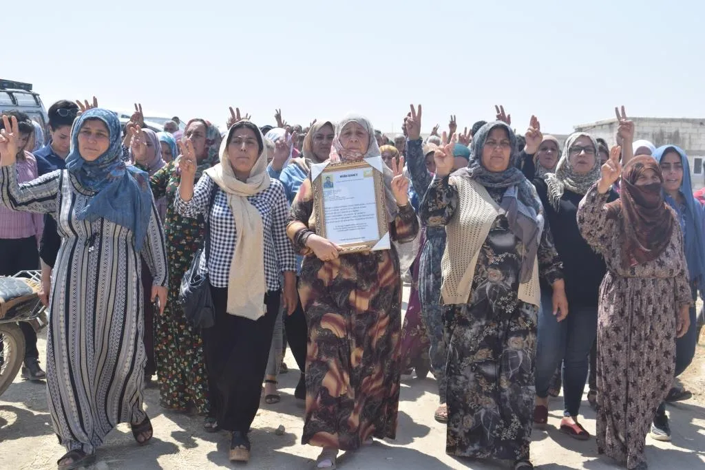 أهالي كوباني يقدمون واجب العزاء لذوي الشهيد محمود حمزة