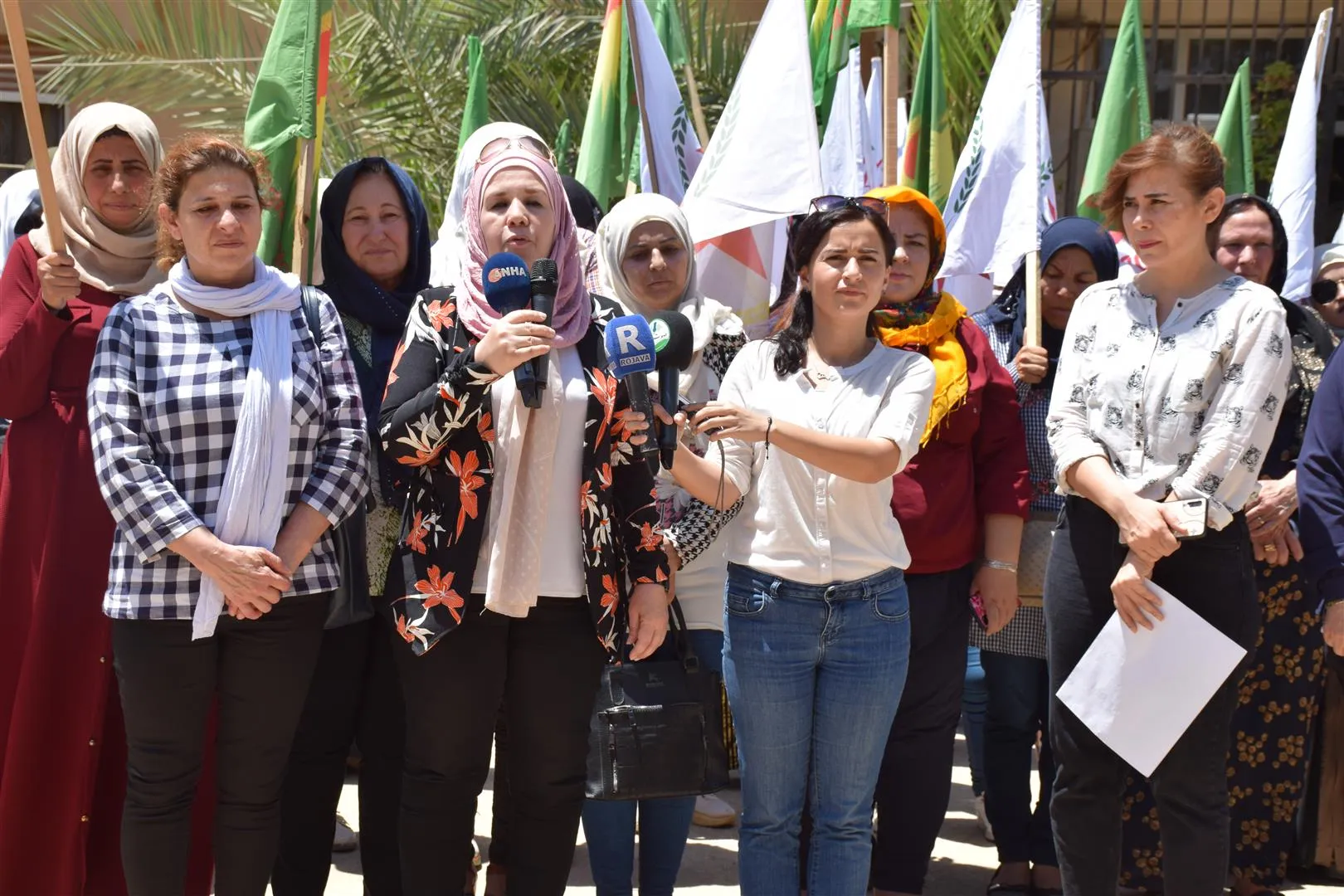 وقفة نسائية في الحسكة احتجاجاً على قتل الفتاة القاصر