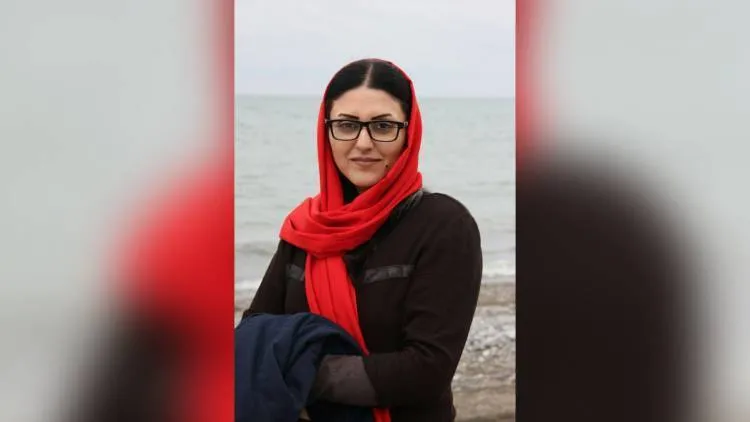 ناشطة إيرانية تحتج رداً على انتهاك حقوق السجينات