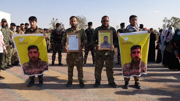 ​​​​​​​الطبقة تشيع الشهيد عدنان المرعي المقاتل في قوات سوريا الديمقراطية إلى مثواه الأخير