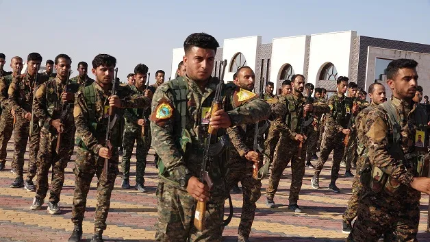 ​​​​​​​الطبقة تشيع الشهيد عدنان المرعي المقاتل في قوات سوريا الديمقراطية إلى مثواه الأخير