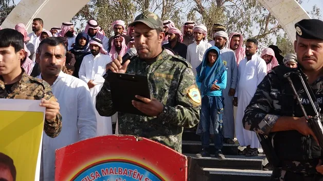 ​​​​​​​الطبقة تشيع الشهيد عدنان المرعي المقاتل في قوات سوريا الديمقراطية إلى مثواه الأخير