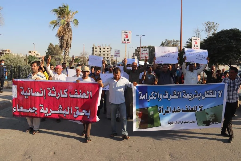 أهالي الرقة يتظاهرون استنكاراً لجرائم قتل النساء وللمطالبة بمحاسبة مرتكبيها