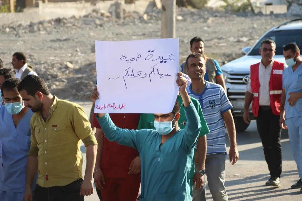 أهالي الرقة يتظاهرون استنكاراً لجرائم قتل النساء وللمطالبة بمحاسبة مرتكبيها
