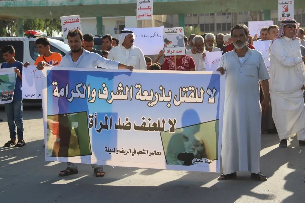 أهالي الرقة يتظاهرون استنكاراً لجرائم قتل النساء وللمطالبة بمحاسبة مرتكبيها