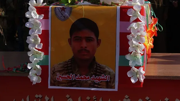 أهالي الطبقة يشيعون جثمان الشهيد محمد الحسين إلى مثواه الأخير