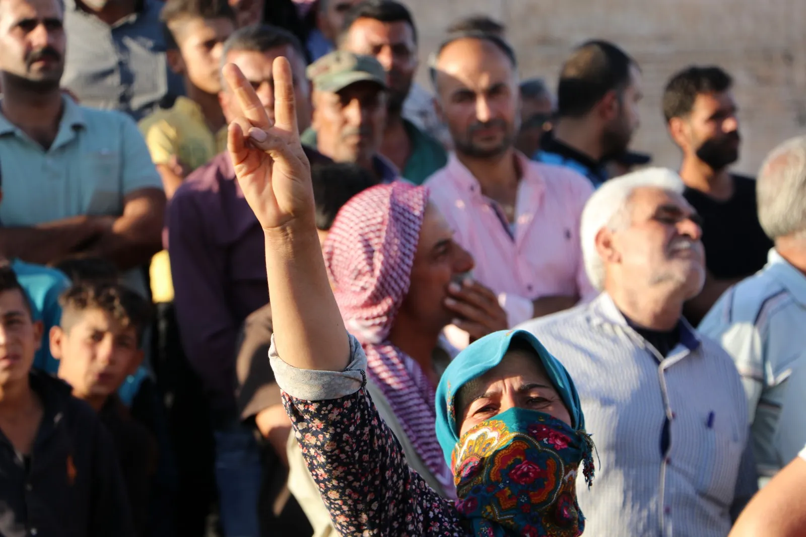 مهجرو عفرين يتظاهرون رفضاً للحصار.. والقوات الروسية تعد بفتح الطريق أمام الحالات الإنسانية