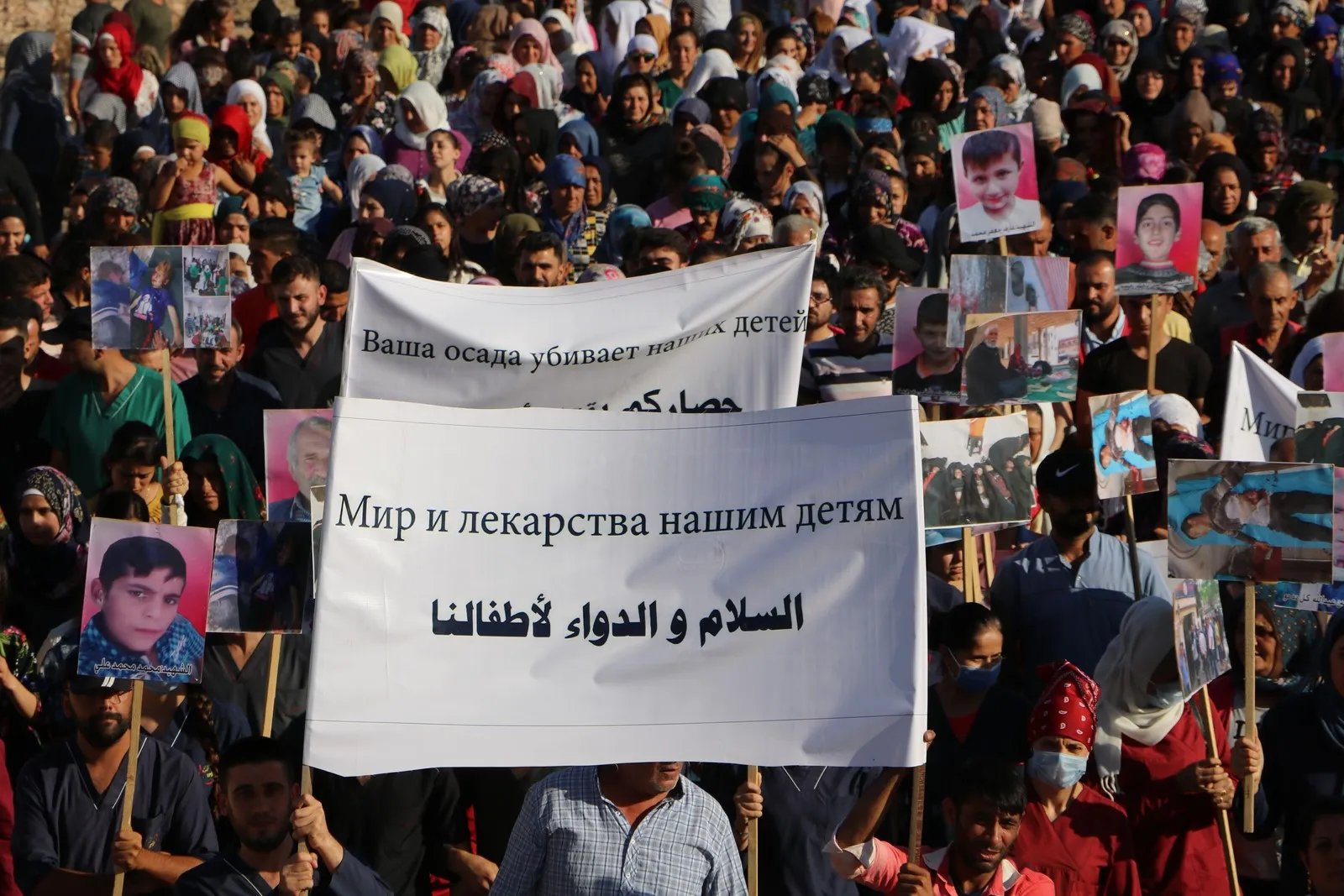 مهجرو عفرين يتظاهرون رفضاً للحصار.. والقوات الروسية تعد بفتح الطريق أمام الحالات الإنسانية