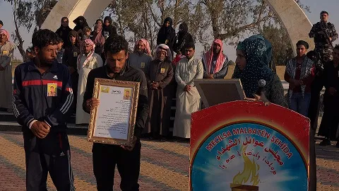أهالي الطبقة يشيعون الشهيد علي المحمود إلى مثواه الأخير