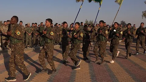 أهالي الطبقة يشيعون الشهيد علي المحمود إلى مثواه الأخير