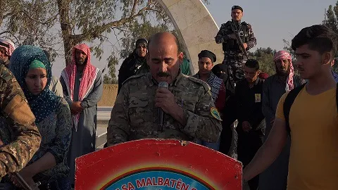 أهالي الطبقة يشيعون الشهيد علي المحمود إلى مثواه الأخير