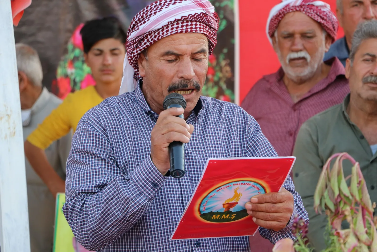 ذوو شهداء عفرين يتظاهرون استنكاراً لنبش تركيا أضرحة أبنائهم