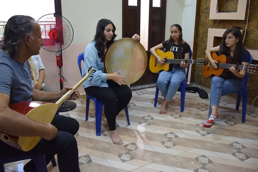 عزف آلتها الموسيقية يصلح ما أفسده الاحتلال