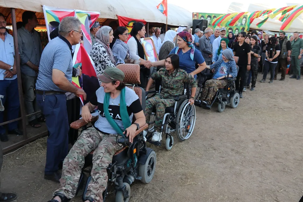 أهالي ديرك يقدمون واجب العزاء لذوي الشهيدين ريبر آمد وخشمان في منطقة الكوجرات
