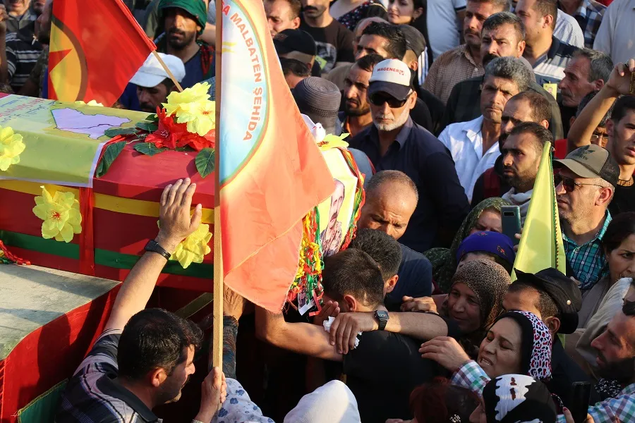أهالي قامشلو يشيعون جثمان الشهيد مظلوم سرحد إلى مثواه الأخير