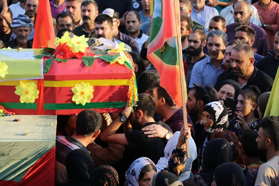 أهالي قامشلو يشيعون جثمان الشهيد مظلوم سرحد إلى مثواه الأخير