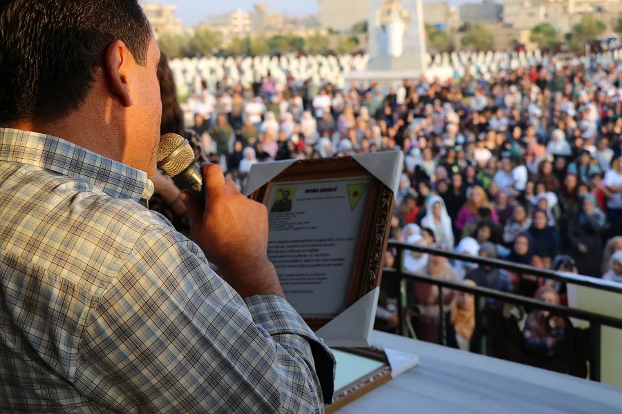 أهالي قامشلو يشيعون جثمان الشهيد مظلوم سرحد إلى مثواه الأخير