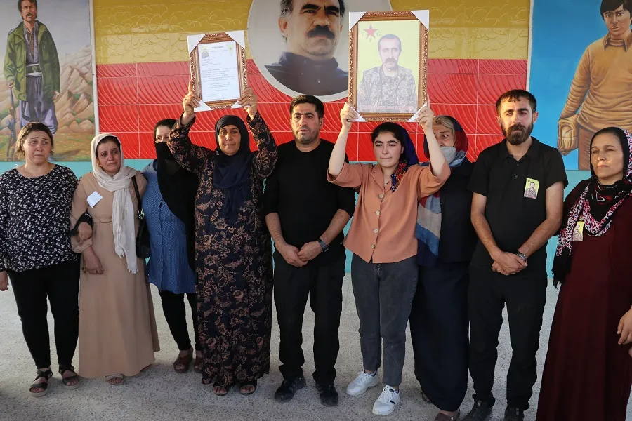أهالي قامشلو يشيعون جثمان الشهيد مظلوم سرحد إلى مثواه الأخير