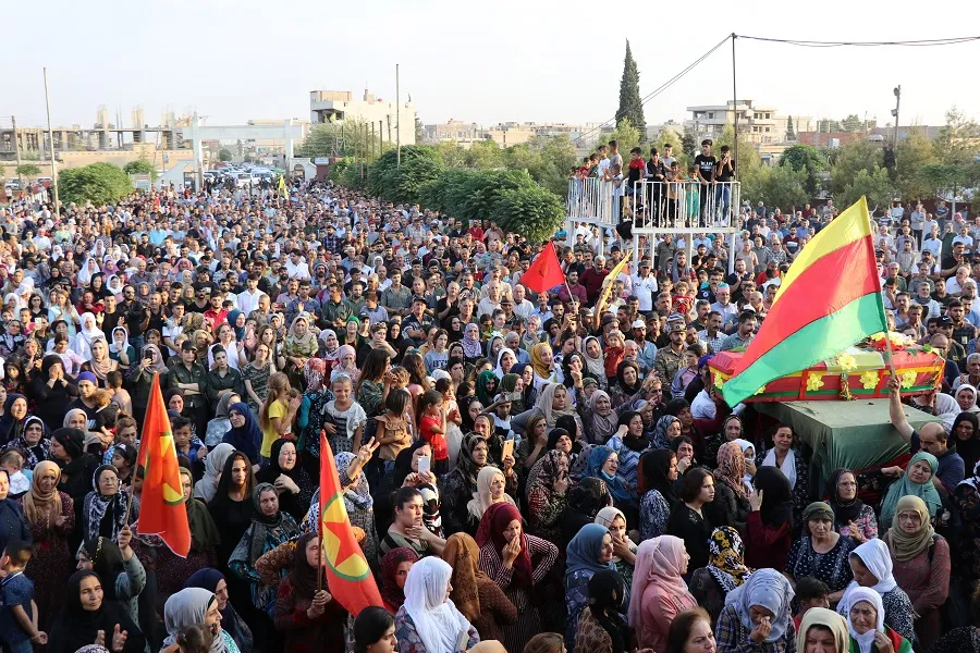 أهالي قامشلو يشيعون جثمان الشهيد مظلوم سرحد إلى مثواه الأخير