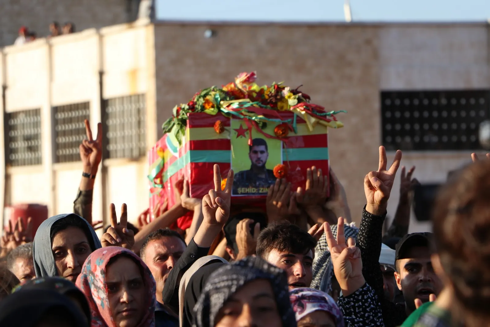 ​​​​​​​بمراسم مهيبة أهالي إقليم عفرين يودعون الشهيد زنار إلى مثواه الأخير في مقاطعة الشهباء