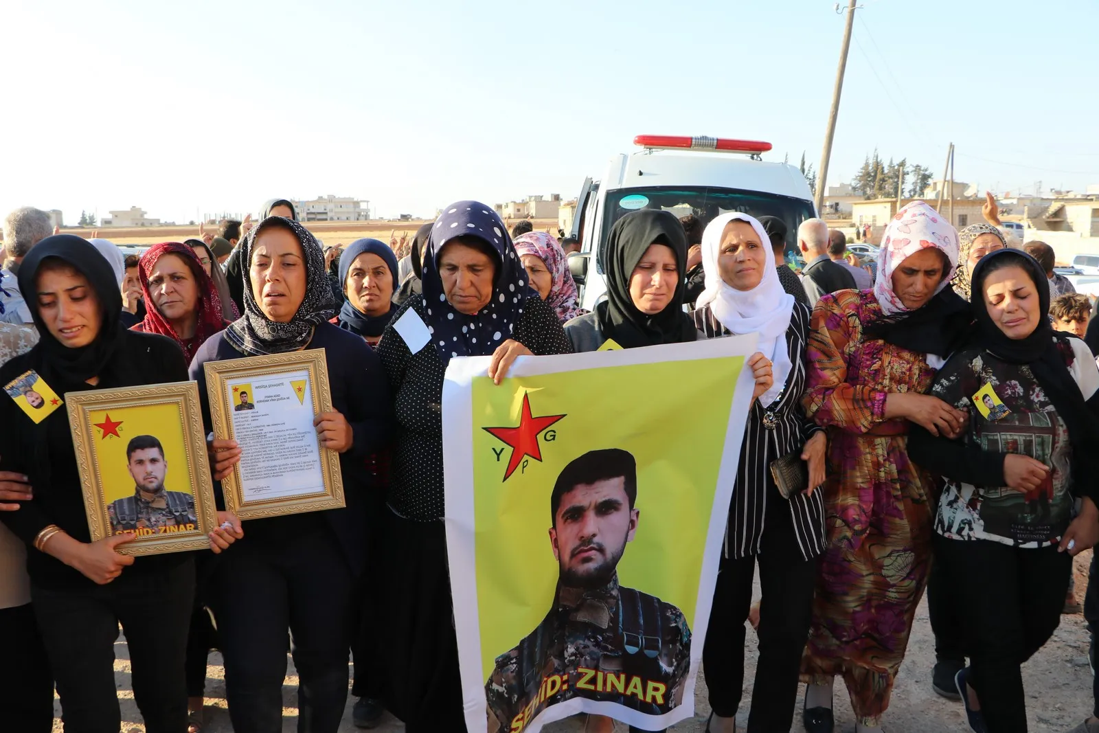 ​​​​​​​بمراسم مهيبة أهالي إقليم عفرين يودعون الشهيد زنار إلى مثواه الأخير في مقاطعة الشهباء
