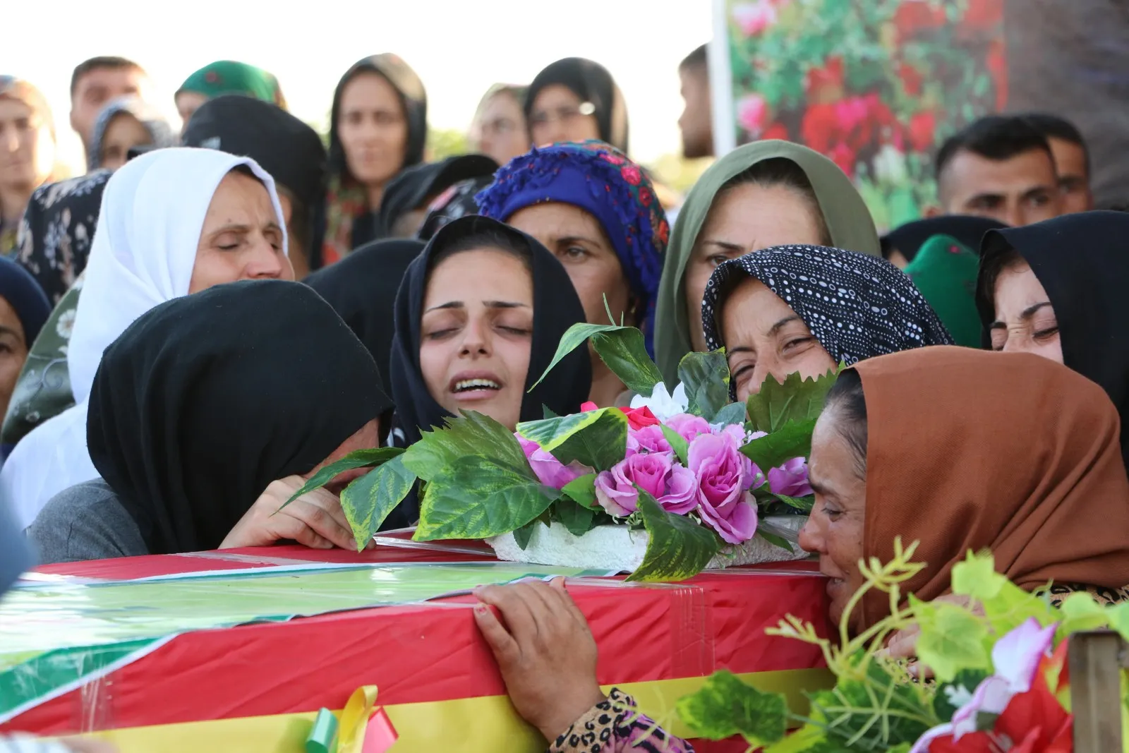 ​​​​​​​بمراسم مهيبة أهالي إقليم عفرين يودعون الشهيد زنار إلى مثواه الأخير في مقاطعة الشهباء