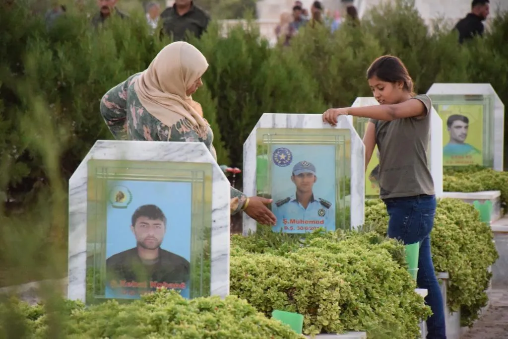 ​​​​​​​أهالي مقاطعة كوباني يستذكرون شهداء شهر تموز بإيقاد الشموع على أضرحتهم