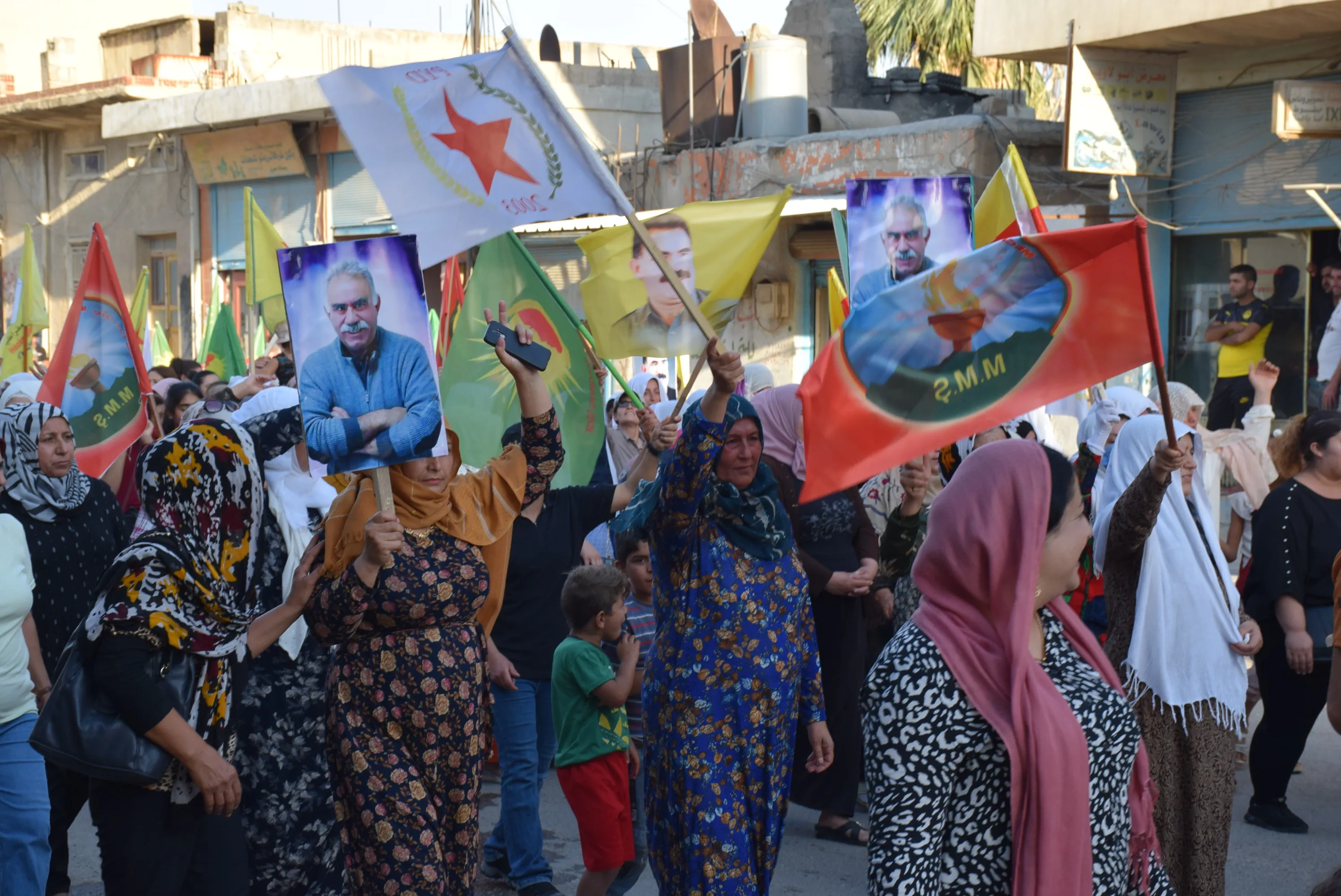 أهالي عامودا يحيون مقاومة شهداء 14 تموز عبر مسيرة