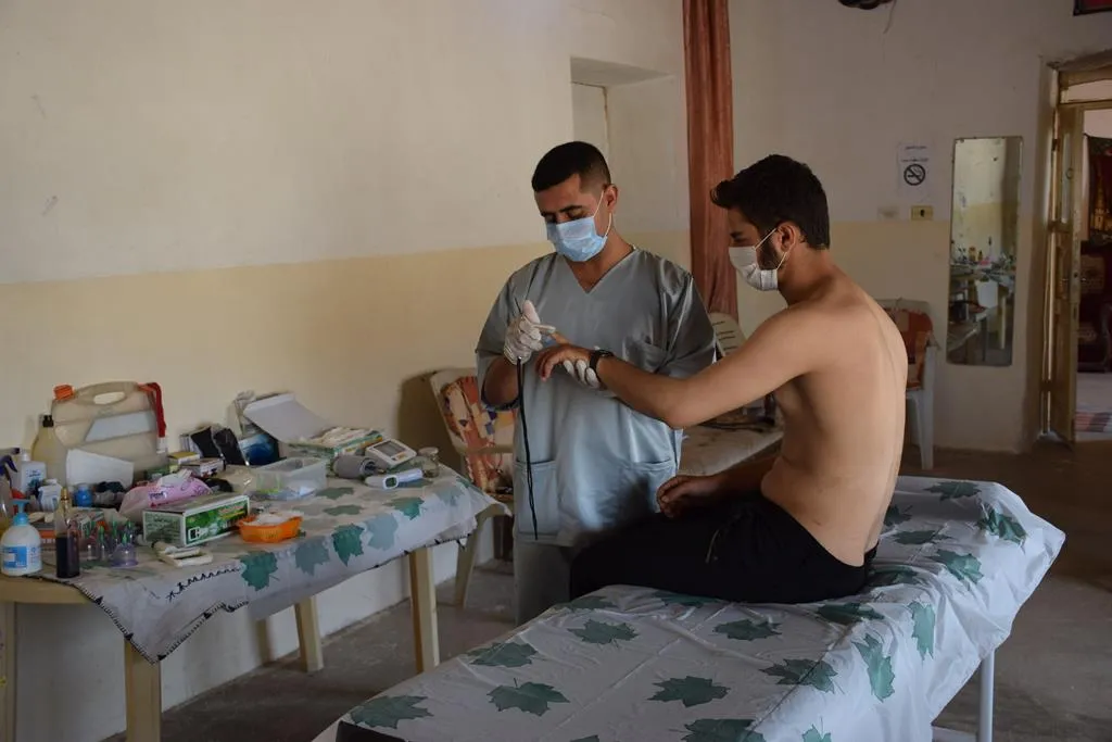 عاد إلى قريته بعد رحلة في التخصص بالطب التكميلي وفتح عيادته