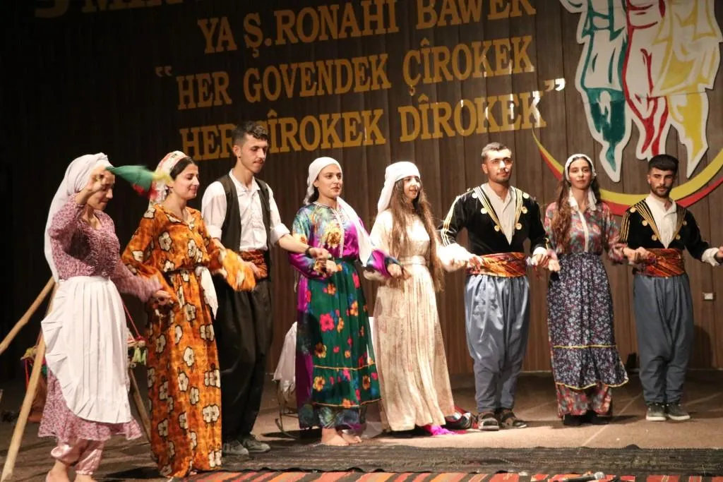 مهرجان "روناهي باور الخامس" للثقافة والفن يطلق فعالياته في الحسكة ويختتم اليوم الأول بدبكات فلكلورية