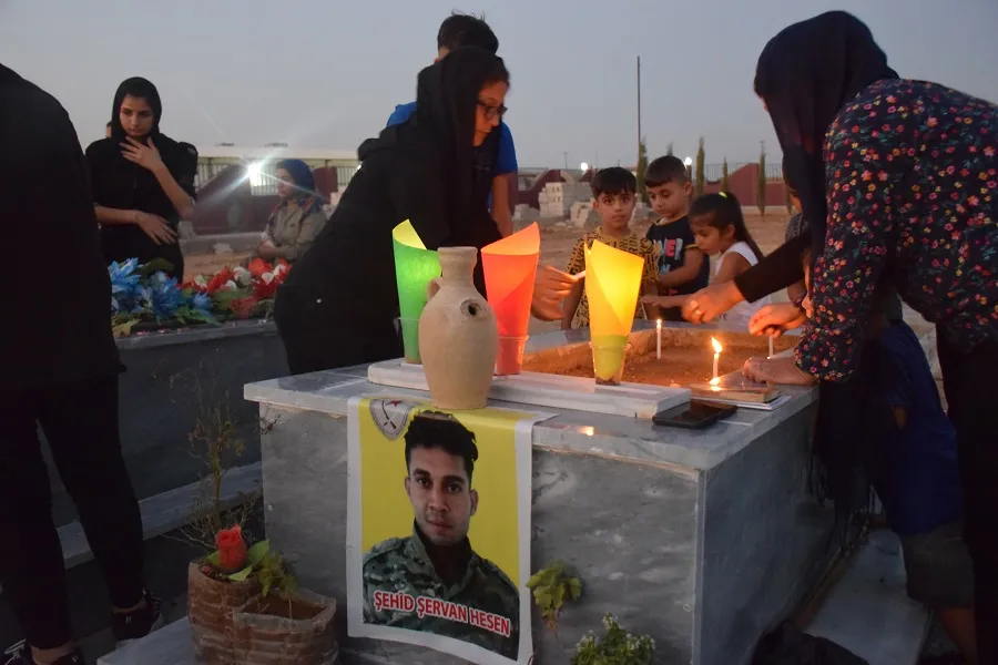 ​​​​​​​الشموع تنير أضرحة شهداء شمال وشرق سوريا عشية عيد الأضحى