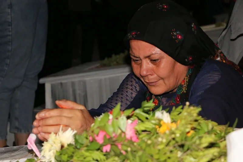 ​​​​​​​الشموع تنير أضرحة شهداء شمال وشرق سوريا عشية عيد الأضحى