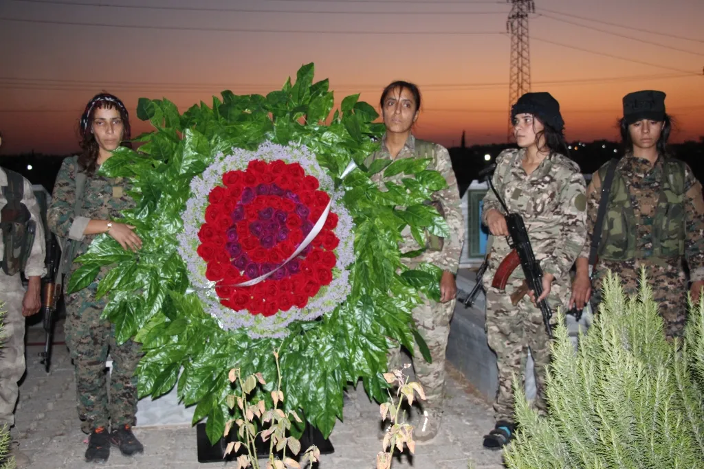 ​​​​​​​الشموع تنير أضرحة شهداء شمال وشرق سوريا عشية عيد الأضحى
