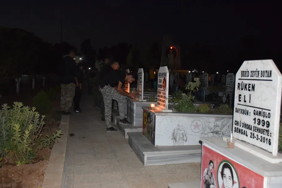 ​​​​​​​الشموع تنير أضرحة شهداء شمال وشرق سوريا عشية عيد الأضحى