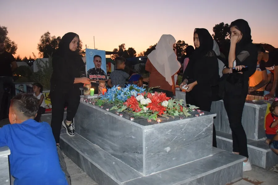 ​​​​​​​الشموع تنير أضرحة شهداء شمال وشرق سوريا عشية عيد الأضحى