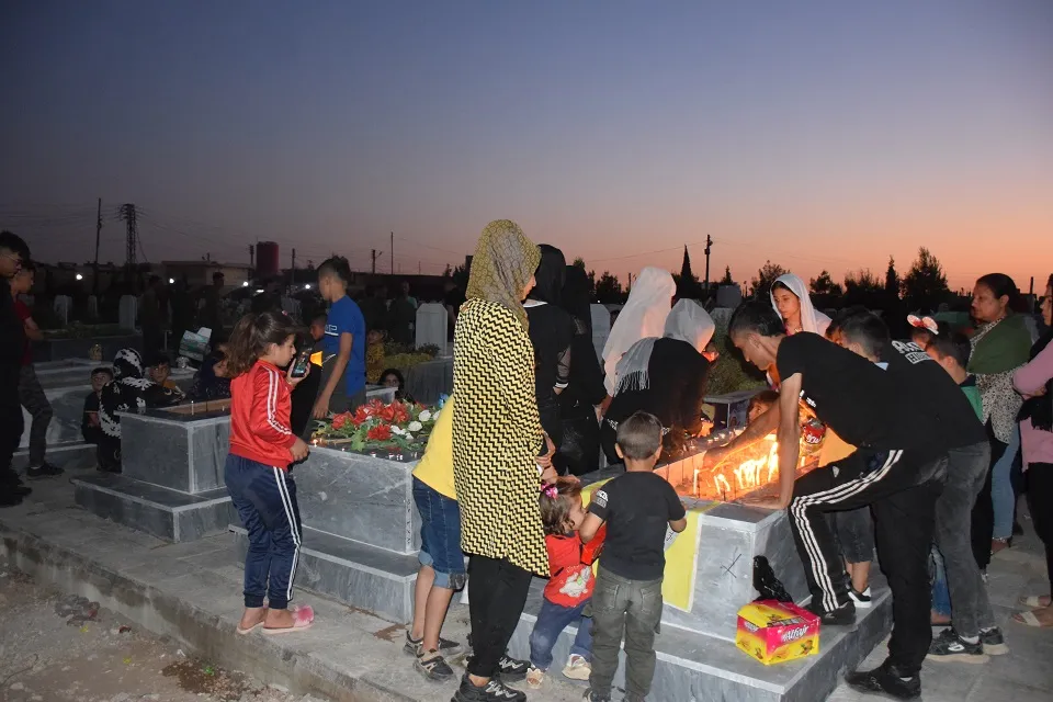 ​​​​​​​الشموع تنير أضرحة شهداء شمال وشرق سوريا عشية عيد الأضحى