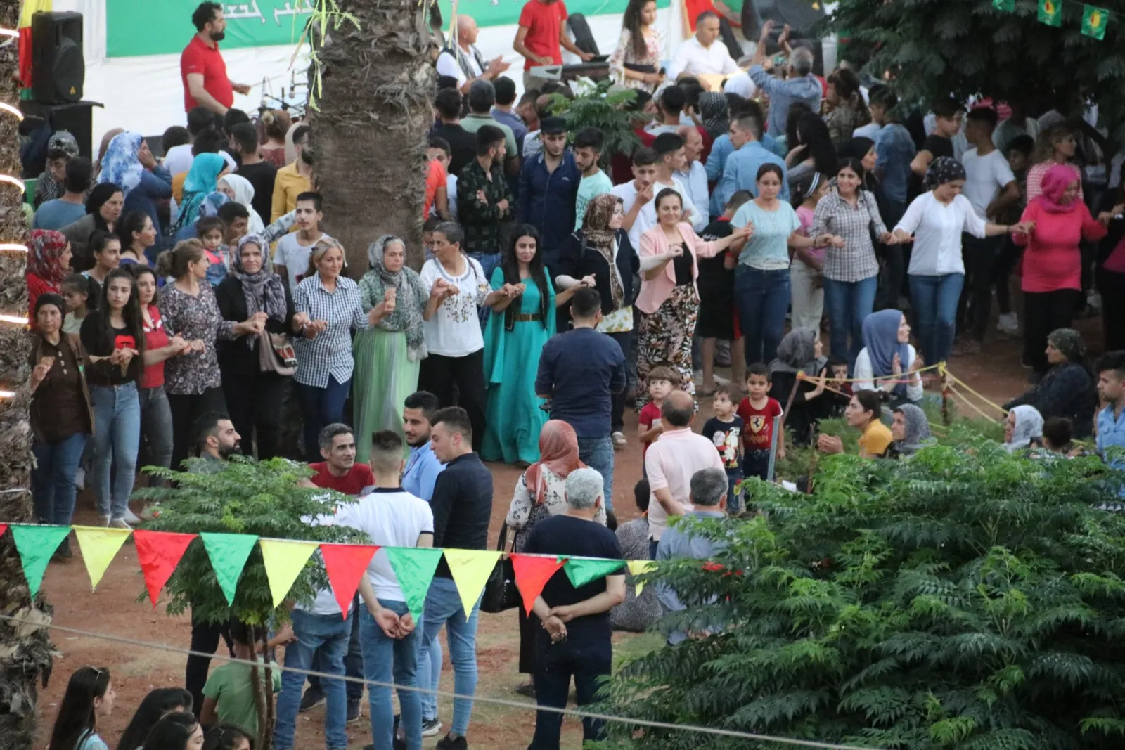 أهالي حلب يحتفلون بحلول الذكرى العاشرة لثورة التاسع عشر من تموز