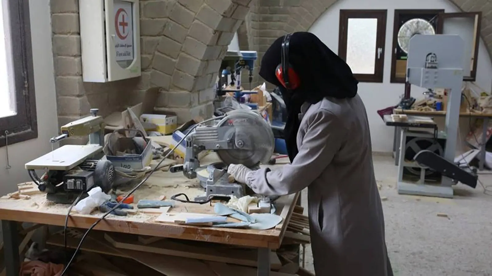 فتيات في غزة يكسرن نمطية المجتمع ويعملن في النجارة