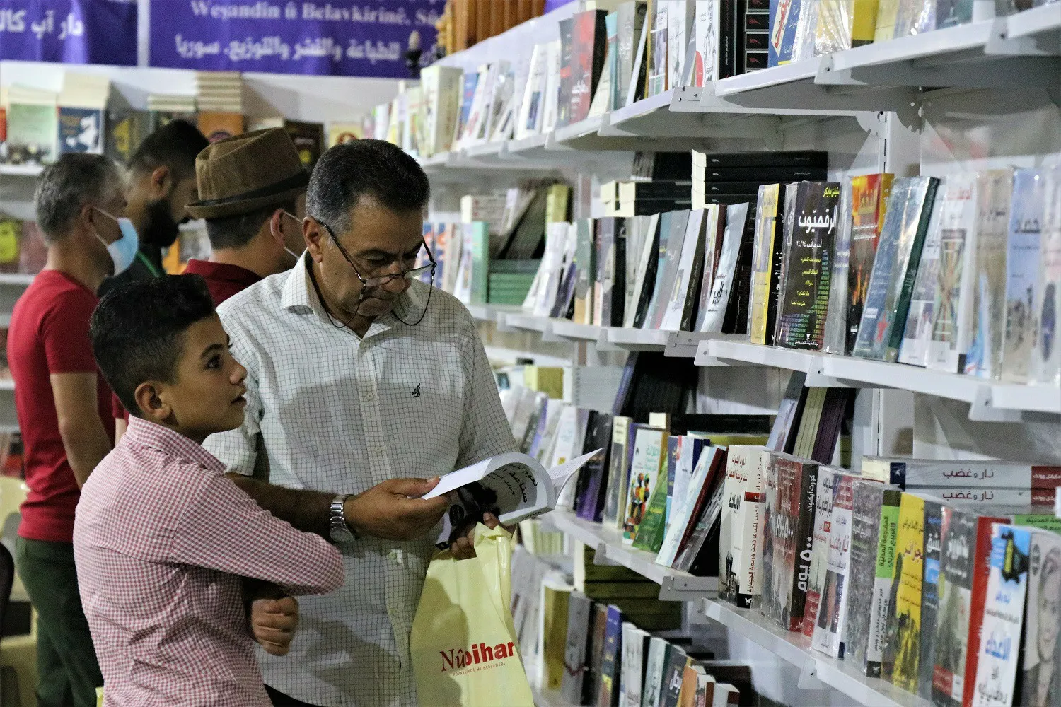 رواد معرض الشهيد هركول للكتاب يشيدون بتنوع الكتب ويشتكون من أسعارها المرتفعة